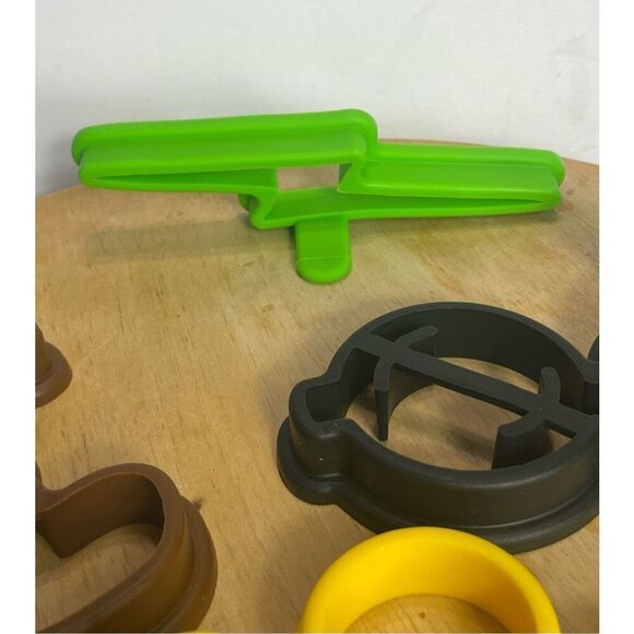 Williams Sonoma Set Of 4 Multicolor Wizarding World Harry Potter Pancake Molds - Picture 4 of 6